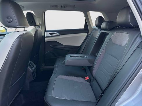 Certified 2025 Volkswagen Taos SE AWD/4WD image 13