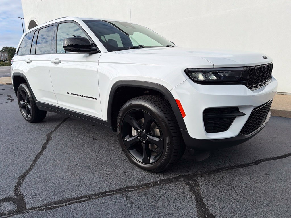 Used 2023 Jeep Grand Cherokee Altitude AWD/4WD image 3