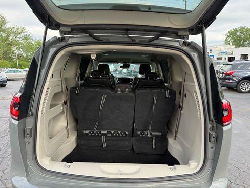 Used 2022 Chrysler Pacifica Touring-L FWD image 12