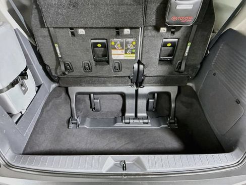 Certified 2024 Toyota Sienna XLE FWD image 28