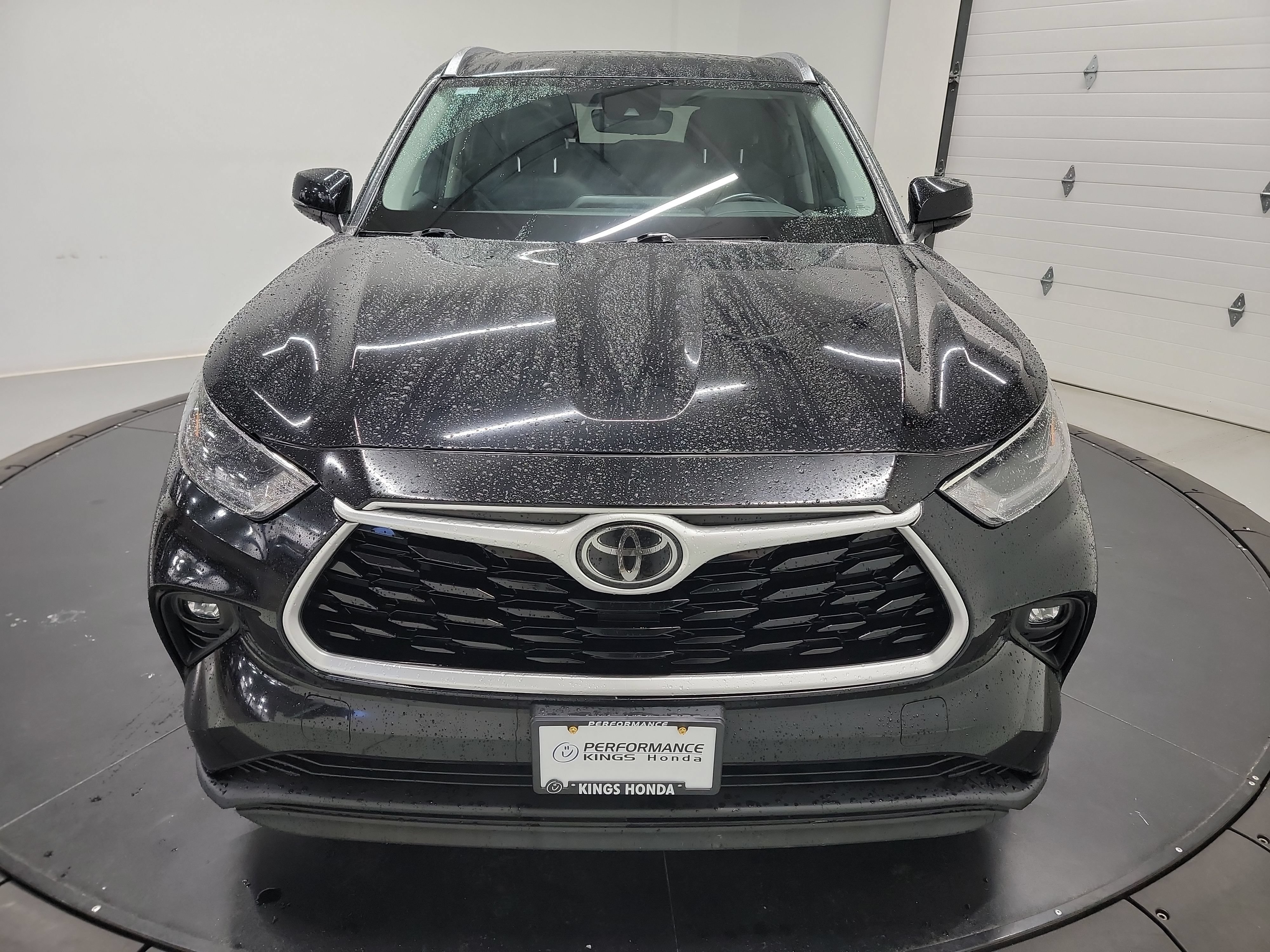 Used 2021 Toyota Highlander XLE AWD/4WD image 2