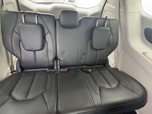 Used 2020 Chrysler Pacifica Touring-L image 16