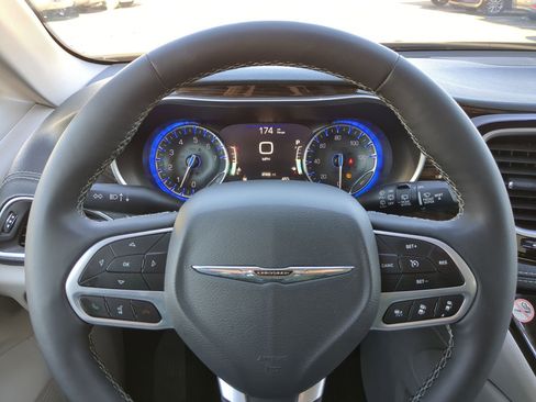 Used 2024 Chrysler Pacifica Limited image 18