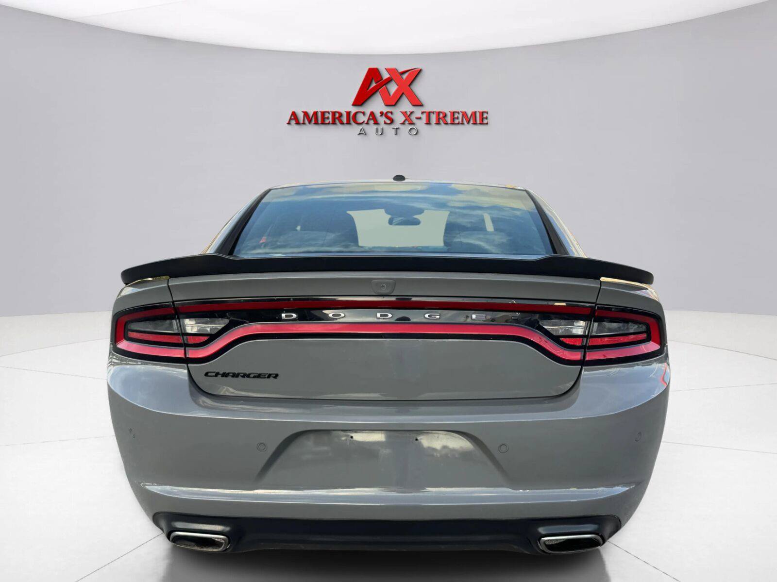Used 2018 Dodge Charger SXT w/ Blacktop Package RWD image 5