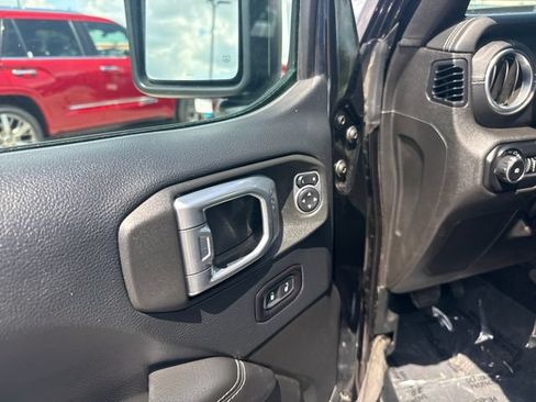 Used 2019 Jeep Wrangler Unlimited Sahara AWD/4WD image 11