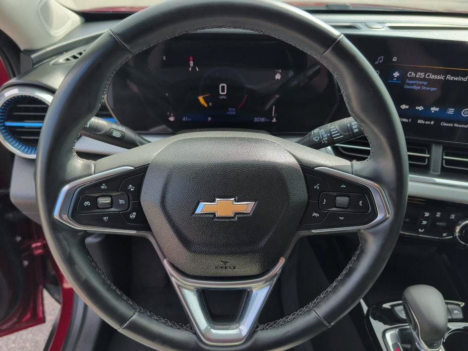 Used 2025 Chevrolet Trax LT w/ LT Convenience Package FWD image 18