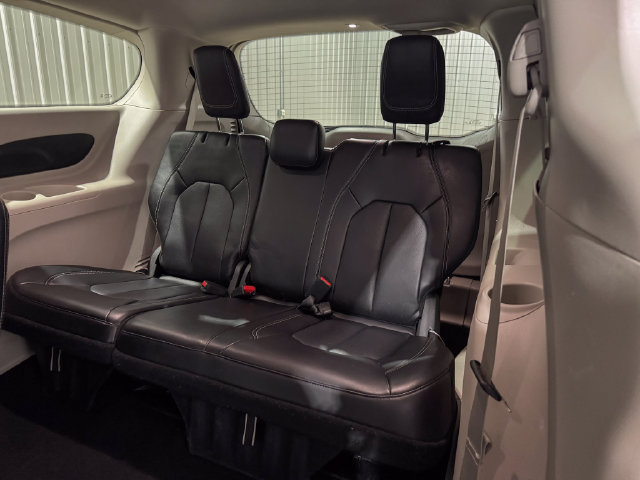 Used 2024 Chrysler Pacifica Touring-L FWD image 22