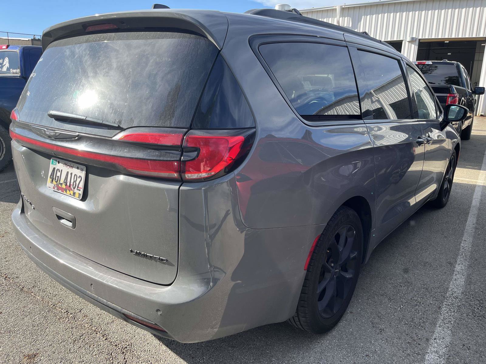 Used 2025 Chrysler Pacifica Limited FWD image 5