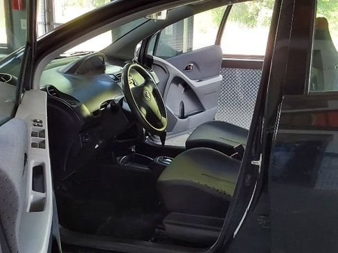 Used 2009 Toyota Yaris 4-Door Hatchback FWD image 12