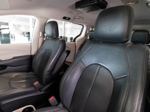 Used 2017 Chrysler Pacifica Touring FWD image 5