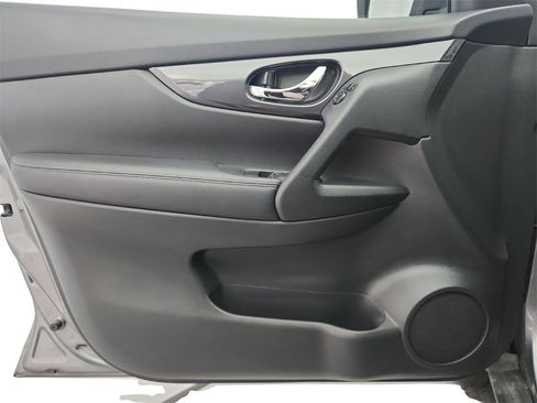 Used 2017 Nissan Rogue S image 16