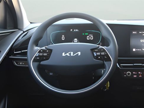 Used 2025 Kia Niro LX image 14