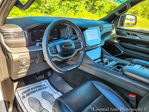 Used 2024 Jeep Wagoneer L Series II w/ Flexible Seating Group AWD/4WD image 9