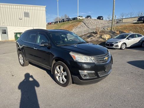Used 2016 Chevrolet Traverse LT w/ Style and Technology Package image 2