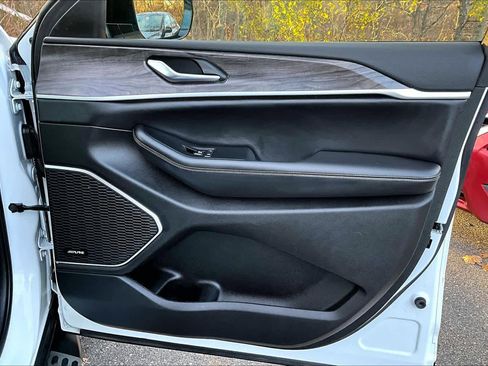 Used 2022 Jeep Grand Cherokee L Limited w/ Luxury Tech Group II image 21