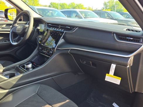 New 2025 Jeep Grand Cherokee Altitude image 8