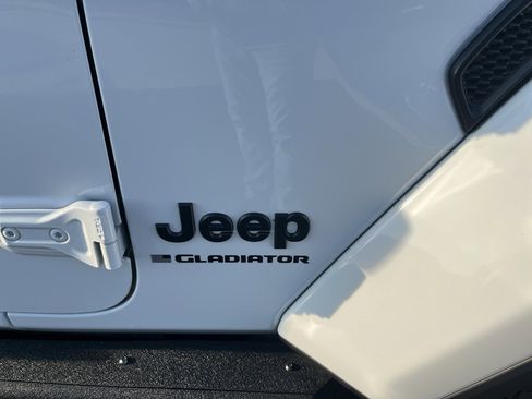 Used 2023 Jeep Gladiator Sport image 25