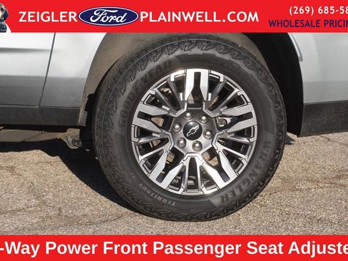 Used 2025 Chevrolet Suburban Z71 image 9