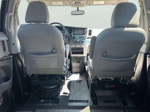 Used 2016 Toyota Sienna XLE image 21