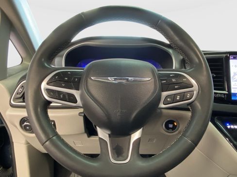 Used 2022 Chrysler Pacifica Touring-L FWD image 24
