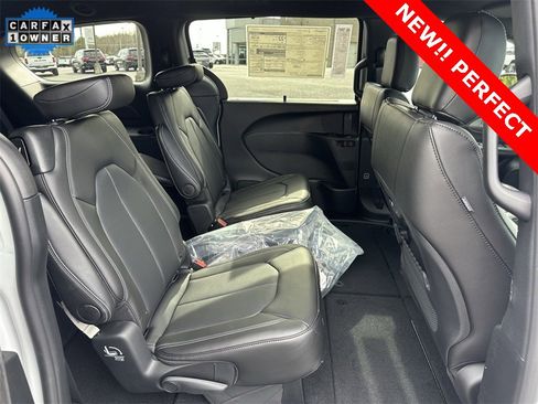 Used 2025 Chrysler Pacifica Select image 16