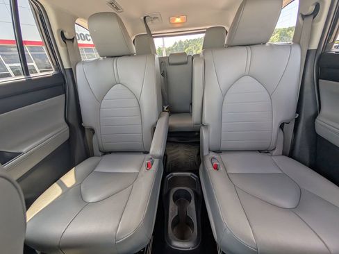 Used 2022 Toyota Highlander XLE FWD image 22