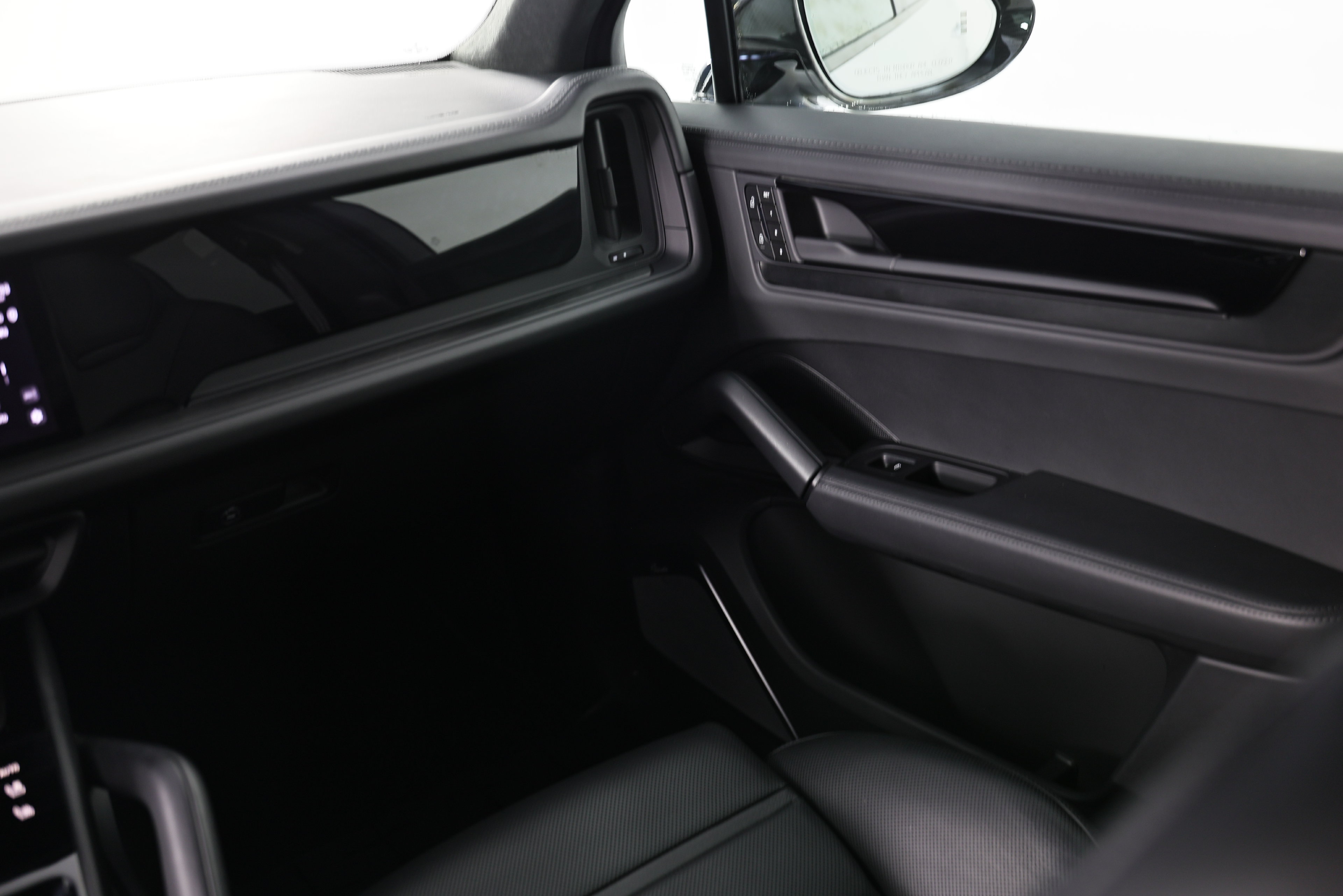 Certified 2025 Porsche Cayenne GTS AWD/4WD image 31
