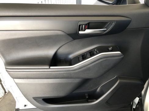 Used 2020 Toyota Highlander XLE image 37