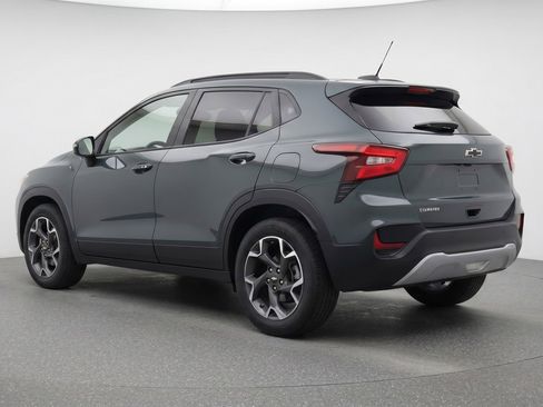 Used 2025 Chevrolet Trax LT FWD image 6
