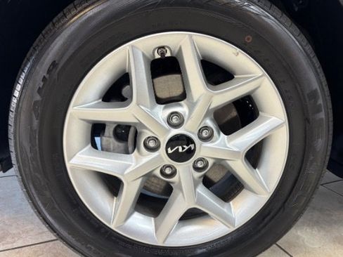 Used 2025 Kia Soul LX w/ LX Technology Package FWD image 17