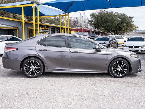 Used 2019 Toyota Camry SE w/ Convenience Package image 4