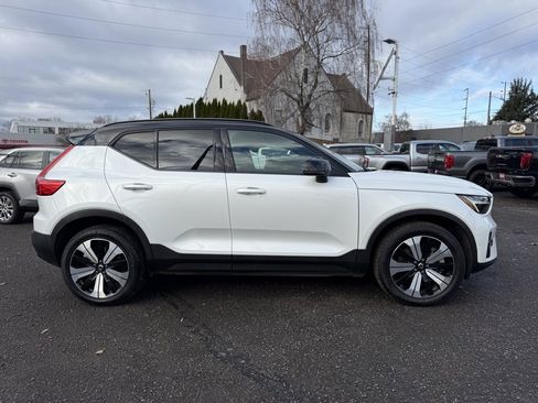 Used 2023 Volvo XC40 Recharge Plus image 11