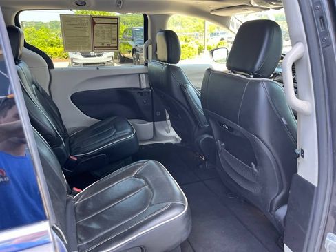 Used 2022 Chrysler Pacifica Limited FWD image 26