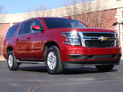 Used 2015 Chevrolet Suburban LT image 1
