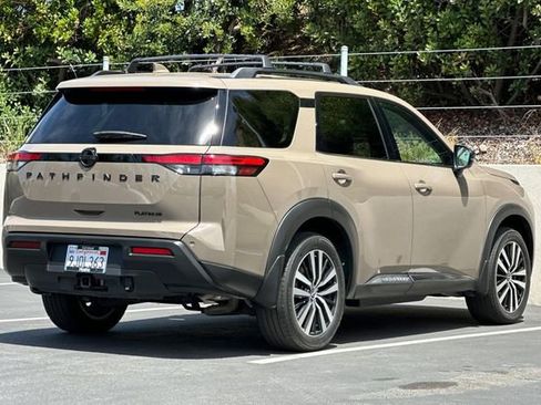 Used 2023 Nissan Pathfinder Platinum FWD image 5