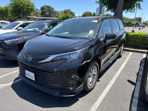 Used 2025 Toyota Sienna XLE w/ XLE Plus Package FWD image 4