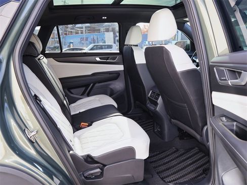 New 2025 Volkswagen Atlas Cross Sport SEL Premium R-Line image 31