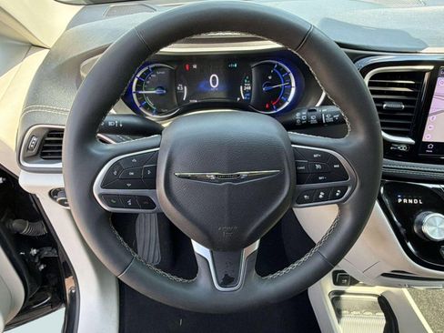 Used 2024 Chrysler Pacifica Touring-L FWD image 27