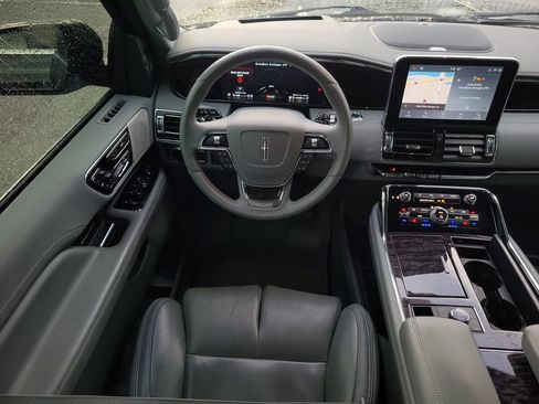 Used 2021 Lincoln Navigator Reserve w/ Luxury Package AWD/4WD image 8
