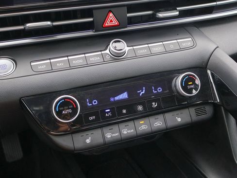 Used 2025 Hyundai Elantra Limited FWD image 15