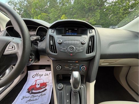 Used 2015 Ford Focus SE FWD image 11