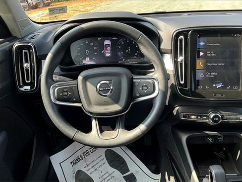 Used 2022 Volvo XC40 T5 Momentum image 12