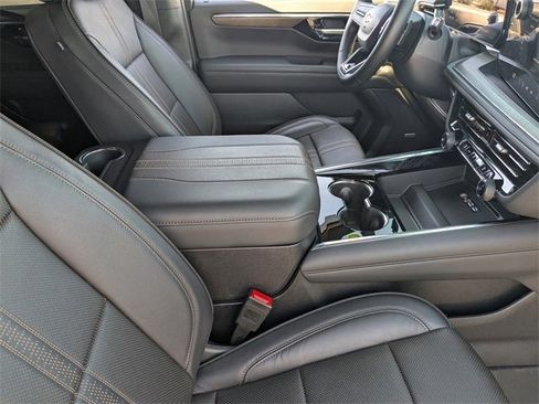 Used 2025 Chevrolet Tahoe High Country image 13