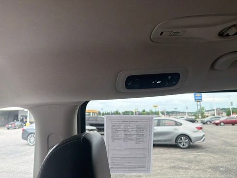 Used 2023 Chrysler Pacifica Touring-L FWD image 19