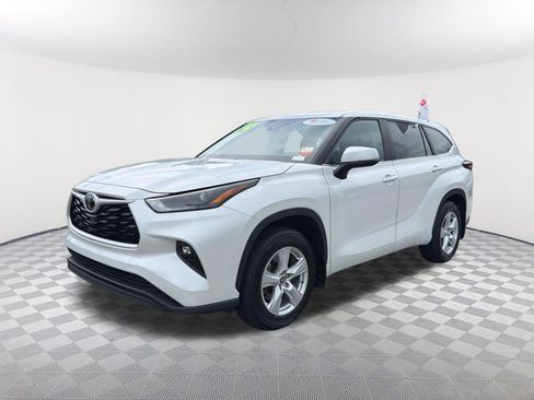 Certified 2024 Toyota Highlander LE AWD/4WD image 3