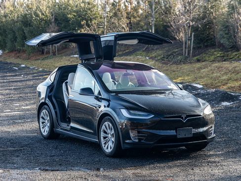Used 2018 Tesla Model X 75D image 12