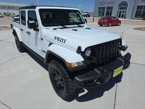 Used 2023 Jeep Gladiator Sport AWD/4WD image 3