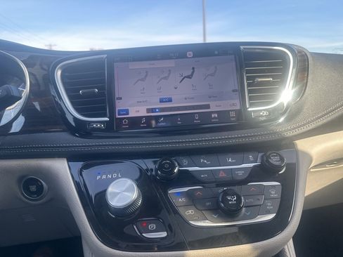 Used 2023 Chrysler Pacifica Limited image 15