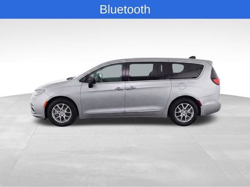 Used 2024 Chrysler Pacifica Touring-L FWD image 6