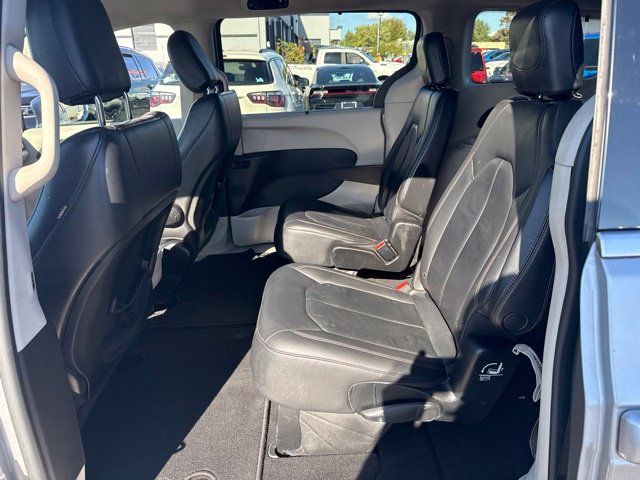 Used 2017 Chrysler Pacifica Touring-L FWD image 20